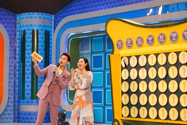 MC Hồng Phúc hiện phụ trách nhiều gameshow hot của VTV. Anh dự định chuyển cả gia đình ra định cư tại Hà Nội trong thời gian tới để thuận lợi cho công việc tại ban khoa giáo, Đài truyền hình Việt Nam. MC Hồng Phúc hiện phụ trách nhiều gameshow hot của VTV. Gia đình anh sẽ chuyển ra Hà Nội định cư trong tới gian tới để thuận lợi cho công việc của Hồng Phúc.