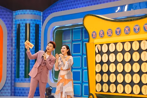 MC Hồng Phúc hiện phụ trách nhiều gameshow hot của VTV. Anh dự định chuyển cả gia đình ra định cư tại Hà Nội trong thời gian tới để thuận lợi cho công việc tại ban khoa giáo, Đài truyền hình Việt Nam. MC Hồng Phúc hiện phụ trách nhiều gameshow hot của VTV. Gia đình anh sẽ chuyển ra Hà Nội định cư trong tới gian tới để thuận lợi cho công việc của Hồng Phúc.