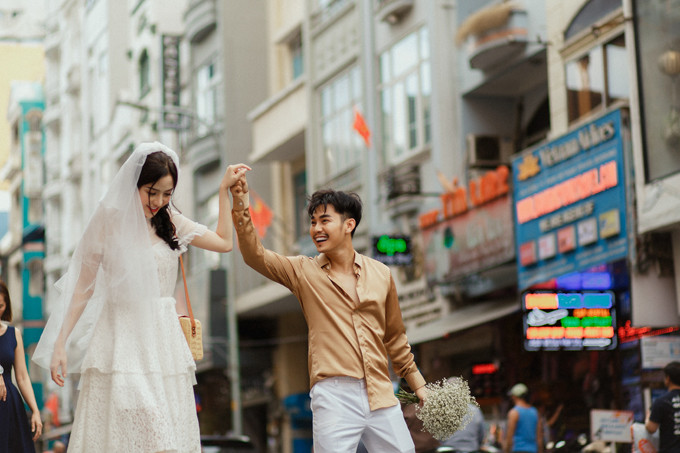 Cả cô dâu và chú rể đều làm công việc kinh doanh, nhiều ý tưởng sáng tạo, nhưng họ lại chọn chụp ảnh cưới một cách không màu mè. Bởi điều mà cả hai muốn lưu giữ hơn cả chính là những khoảnh khắc ngập tràn yêu thương mà họ dành cho nhau. Cả cô dâu và chú rể đều làm công việc kinh doanh, nhiều ý tưởng sáng tạo, nhưng họ lại chọn chụp ảnh cưới một cách không màu mè. Bởi điều mà cả hai muốn lưu giữ hơn cả chính là những khoảnh khắc ngập tràn yêu thương mà họ dành cho nhau.