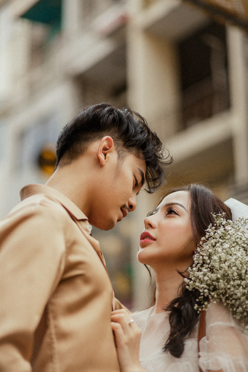 Sau 2 năm yêu đương, cả hai quyết định về chung một nhà và đám cưới theo kế hoạch sẽ được tổ chức vào cuối năm nay. Sau 2 năm yêu đương, cả hai quyết định về chung một nhà và đám cưới theo kế hoạch sẽ được tổ chức vào cuối năm nay.