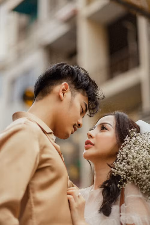 Sau 2 năm yêu đương, cả hai quyết định về chung một nhà và đám cưới theo kế hoạch sẽ được tổ chức vào cuối năm nay.