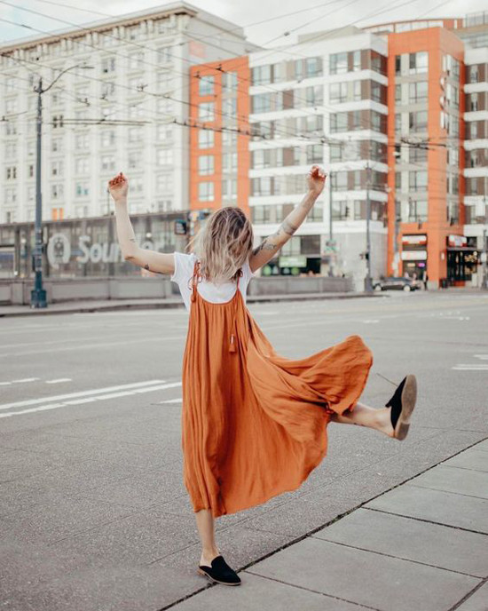 Giày hở gót hay các kiểu dép slip on cũng là là những món phụ kiện được phái đẹp châu Á ưa thích trong mùa hè năm nay. Họ thường phối chúng với các miểu váy maxi, váy lụa mềm mại.