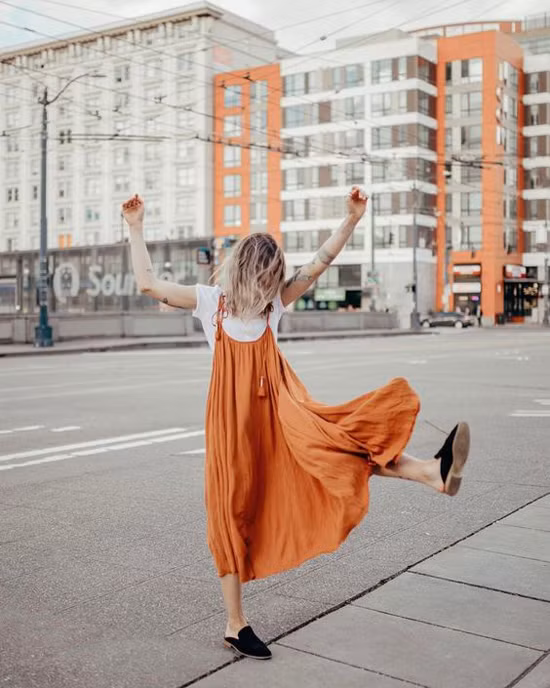 Giày hở gót hay các kiểu dép slip on cũng là là những món phụ kiện được phái đẹp châu Á ưa thích trong mùa hè năm nay. Họ thường phối chúng với các miểu váy maxi, váy lụa mềm mại.