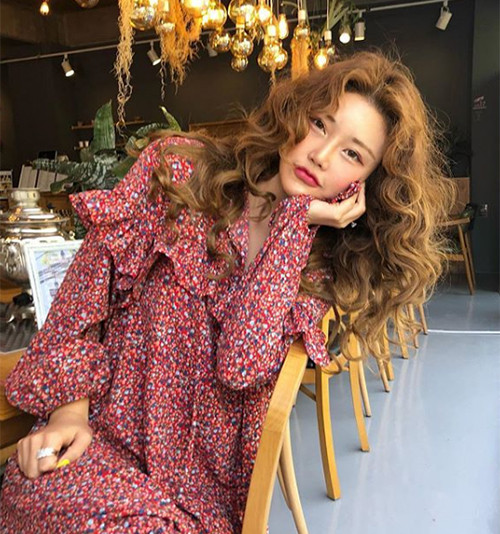 "Bà trùm" của StyleNanda là Kim Soo Hee, sinh năm 1983. Cô bắt đầu xây dựng thương hiệu riêng từ năm 2004. Lúc đó, Kim Soo Hee chỉ mới 22 tuổi. Sau một thời gian bán online, cô mở cửa hàng đầu tiên ở khu phố mua sắm nhộn nhịp Dongdaemun. Cũng từ đây danh tiếng của StyleNanda lên như "diều gặp gió". Bà trùm của StyleNanda là Kim Soo Hee, sinh năm 1983. Cô bắt đầu xây dựng thương hiệu riêng từ năm 2004. Lúc đó, Kim Soo Hee chỉ mới 22 tuổi. Sau một thời gian bán online, cô mở cửa hàng đầu tiên ở khu phố mua sắm nhộn nhịp Dongdaemun. Cũng từ đây danh tiếng của StyleNanda lên như diều gặp gió.