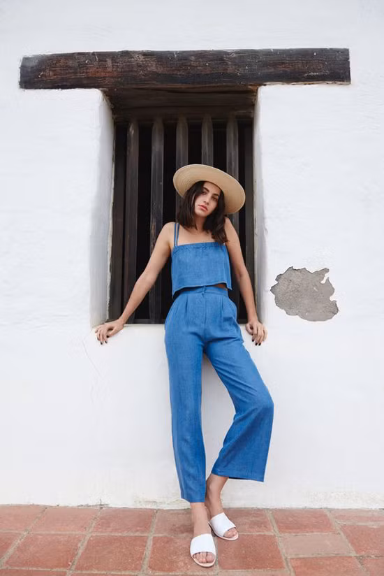 Nếu bạn thích phong cách thời trang phang thời tiết thì vẫn có thể dùng các mấu bốt cổ cao ở mùa này. Ngược lại, khi muốn thể hiện sự tinh tế thì nên chọn các kiểu phụ kiện ăn nhập với tiết trời mùa nóng.