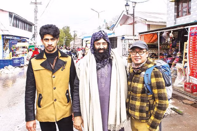  Thầy giáo Nguyễn Hoàng Bảo chụp ảnh lưu niệm với người bản địa Pakistan&nbsp;ở cao nguyên Muree. Ảnh: NVCC. 