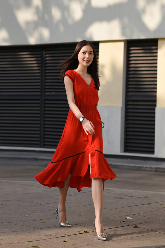 Đi kèm chất liệu vải lụa thoáng mát, phần tạo phom thân váy rộng kết hợp với chi tiết xẻ tà mang lại cảm giác thoải mái cho người sử dụng. 5 set đồ xây dựng nét hiện đại cho nàng văn phòng - 1