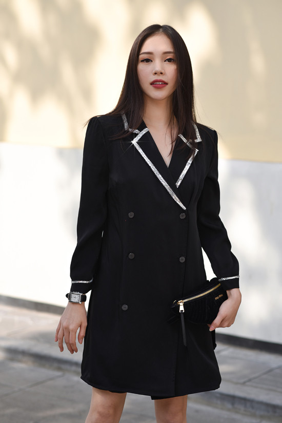 Váy cổ vest, váy biến thể từ các kiểu áo măng tô là trang phục thường được yêu thích ở mùa thu đông. Nhưng với sự sáng tạo của mình, nhà mốt Việt đã mang tới mẫu váy thanh lịch, hài hòa cùng tiết trời mùa nắng. 5 set đồ xây dựng nét hiện đại cho nàng văn phòng - 2