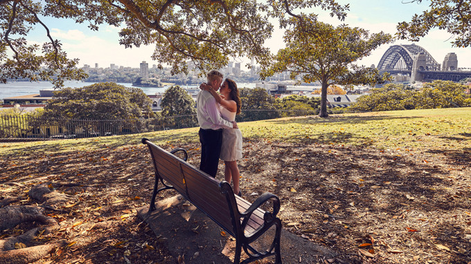 Andrew còn giỏi xây dựng mối quan hệ tốt đẹp với mọingười trong gia đình của Ngọc. Em trai Ngọc thậm chí còn giúp anh rể tương lai bày mưu tính kế để Andrew có cơ hội nói chuyện riêng với ba của Ngọc và tính chuyện trăm năm. (Người Mỹ có tục là khi muốn cầu hôn bạn gáithì phải nói chuyện với ba của cô ấyxem ông có đồng ý hay không).