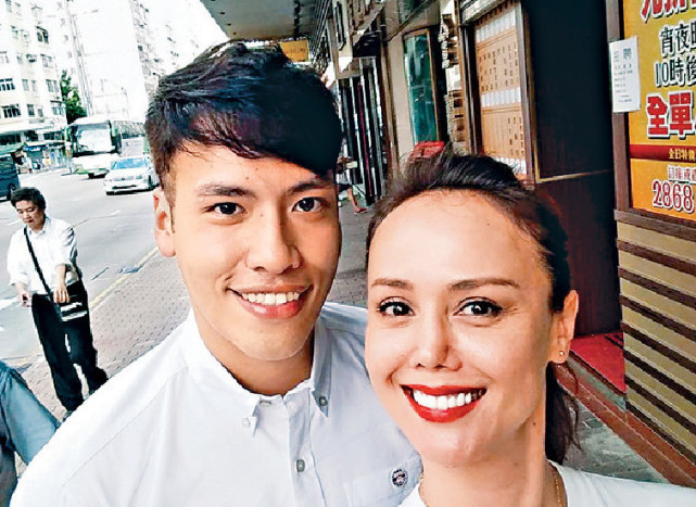 Cặp sao gắn bó bất chấp việcchênh lệch 14 tuổi.Trước khi đến vớivới chàng trai trẻ hiện tại, Quân Đình từng có một mối tình sâu sắc, tuy nhiên bạn trai của cô qua đời vì ung thư. Cặp sao gắn bó bất chấp việcchênh lệch 14 tuổi. Trước mối tình với chàng trai trẻ hiện tại, Quân Đình từng có một mối tình sâu sắc, tuy nhiên bạn trai của cô qua đời vì ung thư.