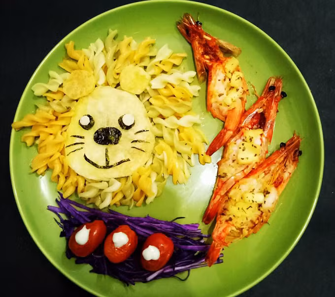 Màu sắc cơm cho bé được tạo bằng nước rau củ quả tươi. Ví dụ, màu xanh lá từ cải bó xôi, hồng và đỏ từ củ dền, tím từ bắp cải tím, lá cẩm, cam từ cà rốt hoặc bí đỏ, vàng từ bột nghệ. Chị ép rau củ tươi lấy nước, đợi cơm cạn, lấy ra phần của con, trộn màu rồi bỏ vào nồi cơm nấu tiếp.