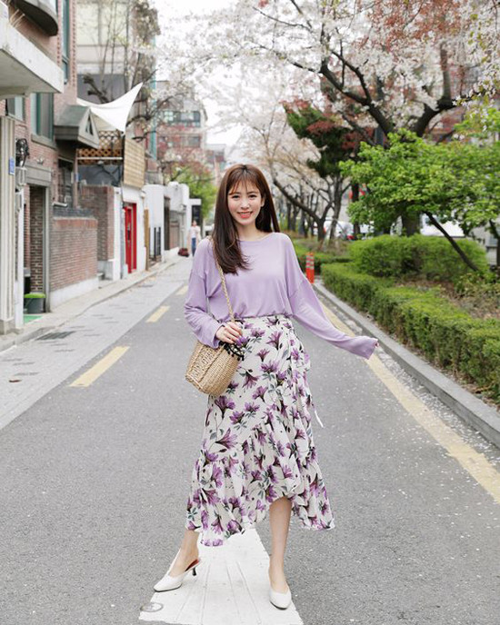 Các kiểu túi đan thủ công trên chất liệu cói, nan, mây, tre thường mang lại vẻ nhẹ nhàng và phù hợp với tiết trời mùa hè. Chính vì điều đó mà chúng luôn đánh dấu sự lên ngôi của mình mỗi khi mùa nắng đến. Hai mẫu túi hút khách ở xu hướng hè 2018