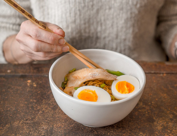 Thực đơn cho một ngày ăn kiêng theo chế độ phi hành gia gồm: - Bữa sáng: hai quả trứng luộc và một tách cà phê không thêm đường, sữa. - Bữa trưa: nửa con gà với nước dùng gà, salad cà chua và nấm, một ly sữa đậu nành hoặc cà phê đen. - Bữa phụ: một tách trà hoặc một quả cam. - Bữa tối: cá, 150g đậu phụ và một ly sữa hạnh nhân. Bạn có thể thay thế đậu phụ bằngphô mai, thịt gà thay chocá, thay cà phê bằngtrà xanh và thay cam bằng táo. Ví dụ, thực đơn cho một ngày ăn kiêng theo chế độ phi hành gia gồm