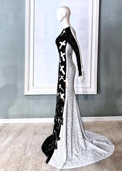 Nửa trước của bộ váy là màu đen tượng trưng cho cái ác, nửa sau là màu trắng tượng trưng cho cái thiện. Nửa trước của bộ váy là màu đen tượng trưng cho cái ác, nửa sau là màu trắng tượng trưng cho cái thiện.