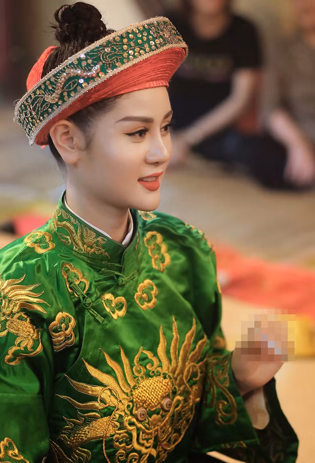 Cô sống tại TP.HCM, là một bà chủ trẻ của doanh nghiệp ngành thẩm mỹ.