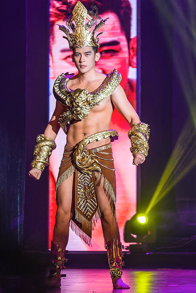 Minh Trung đã không được đưa phần cánh của bộ trang phục dân tộc lên sân khấu.