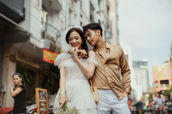 Ngọc Phước và Anh Thư thoải mái thể hiện tình cảm trước ống kính của nhiếp ảnh gia. Ngọc Phước và Anh Thư thoải mái thể hiện tình cảm trước ống kính của nhiếp ảnh gia.