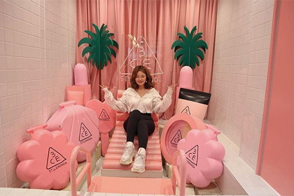 Khi StyleNanda bắt đầu được nhiều người biết đến với những sản phẩm thời trang độc đáo, Kim Soo Hee cho ra mắt 3CE - thương hiệu mỹ phẩm con và lập tức trở thành cơn sốt trên toàn châu Á. Tất cả những sản phẩm "cộp mác" 3CE đều được giới trẻ đua nhau lùng mua, nổi bật nhất là các dòng son môi. Khi StyleNanda bắt đầu được nhiều người biết đến với những sản phẩm thời trang độc đáo, Kim Soo Hee cho ra mắt 3CE - thương hiệu mỹ phẩm con và lập tức trở thành cơn sốt trên toàn châu Á. Tất cả những sản phẩm cộp mác 3CE đều được giới trẻ đua nhau lùng mua, nổi bật nhất là các dòng son môi.