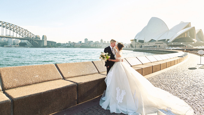 Ngọc bảo lúc đầu cô cũng không thích chuyện tiến xa hơn với Andrew vì sự khác biệt ngôn ngữ. Yêu người Việt Nam còn nói chuyện không xong nữa là người Tây, Ngọc nói.Chỉ đến khi hai bên gặp mặt, Andrew rủ Ngọc đi ăn phở và lần đó,Ngọc đãphát hiện ra nhiều điều mà cô tin là duyên số đưa họ đến với nhau.