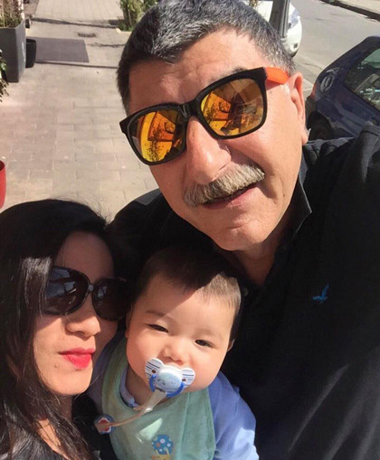 Vợ chồng chị Tuyết và con chung của hai người bé Stephan. Vợ chồng chị Tuyết và bé Stephan.