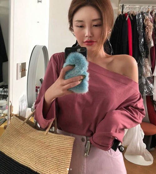 Từng có sở thích lớn nhất là "ra Dongdaemun mua quần áo", Kim Soo Hee giờ đây rất tự hào mỗi khi đến con phố này, cô thấy giới trẻ đều đua nhau mặc đồ từ thương hiệu của bản thân. Trang phục giá cả không quá cao còn giúp StyleNanda được nhiều ngôi sao yêu thích. Từng có sở thích lớn nhất là ra Dongdaemun mua quần áo, Kim Soo Hee giờ đây rất tự hào mỗi khi đến con phố này, cô thấy giới trẻ đều đua nhau mặc đồ từ thương hiệu của bản thân. Trang phục giá cả không quá cao còn giúp StyleNanda được rất nhiều ngôi sao yêu thích.