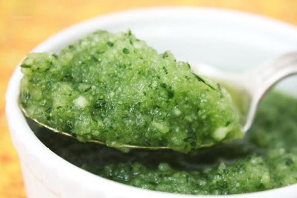 Dưa chuột Nghiền nhuyễn 2 quả dưa chuột và thêm một chút sữa tươi để tạo thành hỗn hợp sền sệt. Đắp lên da khoảng 30 phút rồi rửa sạch lại với nước. Dưa chuột làm dịu da trong khi sữa tươi dưỡng ẩm và làm trắng da hiệu quả.