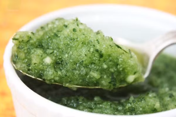 Dưa chuột Nghiền nhuyễn 2 quả dưa chuột và thêm một chút sữa tươi để tạo thành hỗn hợp sền sệt. Đắp lên da khoảng 30 phút rồi rửa sạch lại với nước. Dưa chuột làm dịu da trong khi sữa tươi dưỡng ẩm và làm trắng da hiệu quả.