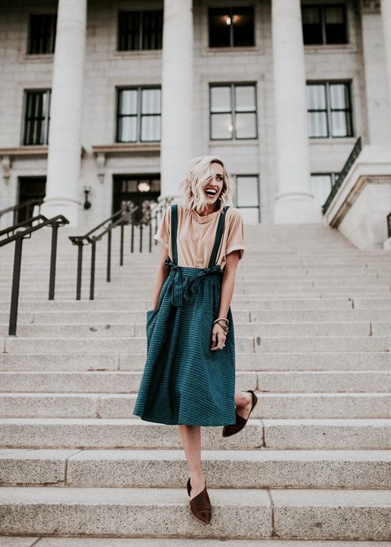 Sự đa dạng về kiểu dáng và chất liệu giúp dép đế bệt nhanh chóng tạo nên trào lưu mới và hớp hồn những cô nàng mê chưng diện.