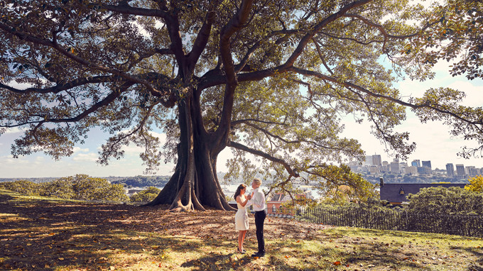 Một lần, cả hai đi xem phim với tư cách bạn bè bình thường, do đường vào rạp bị tắc nên Andrew đã cầm tay Ngọc. Lúc đó, tôi giật mình vì không hiểu sao Andrew dạn thế, Ngọc kể lại.Và họ bắt đầu yêu nhau!