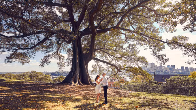 Một lần, cả hai đi xem phim với tư cách bạn bè bình thường, do đường vào rạp bị tắc nên Andrew đã cầm tay Ngọc. Lúc đó, tôi giật mình vì không hiểu sao Andrew dạn thế, Ngọc kể lại.Và họ bắt đầu yêu nhau!