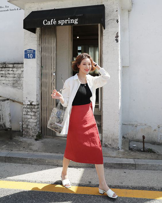 Cùng với các kiểu túi được làm từ chất liệu thiên nhiên, túi nhựa trong cũng được các nàng mê chưng diện "hâm nóng" trở lại. Hai mẫu túi hút khách ở xu hướng hè 2018 - 5