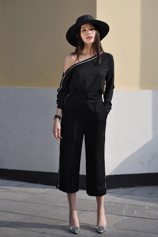 Bên cạnh các mẫu váy kiểu dáng hiện đại, hợp xu hướng, bộ sưu tập còn giới thiệu kiểu áo lệch vai cá tính phối cùng quần ống lửng trang trí kẻ sọc ánh kim. 5 set đồ xây dựng nét hiện đại cho nàng văn phòng - 8