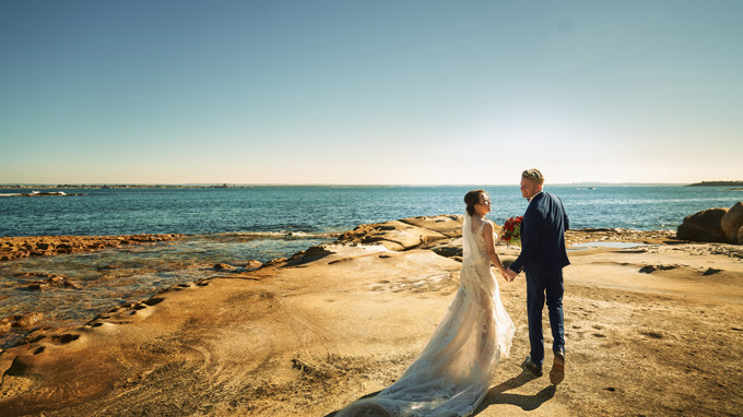 Bộ ảnh cưới đượcNgọc Lê và Andrew đầu tư nhiều tâm huyết và chi phí. Những bức ảnh được chụp tại nhiều địa điểm đẹp tại Australia.Ngọc chia sẻ: Với tôi, ảnh cưới là bộ ảnh để đời cho con cháu xem lại sau này. Ba mẹ tôi không có cơ hội chụp ảnh cưới nhiều nên tôi cũng chẳng được xem ảnh của ba mẹ. Hơn nữa, tôi cũng rấtmê chụp ảnh nên khi gặp được đúng nhiếp ảnh gia có phong cách phù hợp, tôi không thấy tiếc.