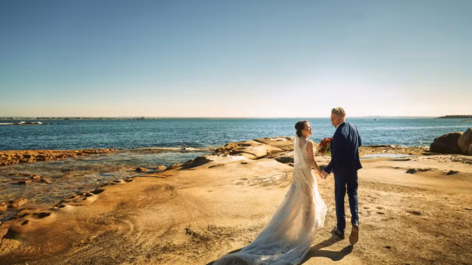 Bộ ảnh cưới đượcNgọc Lê và Andrew đầu tư nhiều tâm huyết và chi phí. Những bức ảnh được chụp tại nhiều địa điểm đẹp tại Australia.Ngọc chia sẻ: Với tôi, ảnh cưới là bộ ảnh để đời cho con cháu xem lại sau này. Ba mẹ tôi không có cơ hội chụp ảnh cưới nhiều nên tôi cũng chẳng được xem ảnh của ba mẹ. Hơn nữa, tôi cũng rấtmê chụp ảnh nên khi gặp được đúng nhiếp ảnh gia có phong cách phù hợp, tôi không thấy tiếc.