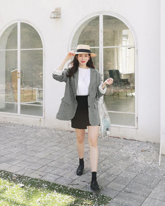 Thiết kế túi xách tựa bao nilon, túi chữ nhật đi kèm quai đeo là sản phẩm "đắt khách" ở mùa hè 2018. Hai mẫu túi hút khách ở xu hướng hè 2018 - 8