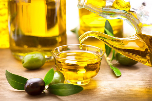 Dầu ô liu Hòa khoảng 3 thìa cà phê dầu ô liu nguyên chất (loại có ghi nhãn Extra Virgin) vào bồn tắm và ngâm mình trong bồn 15 phút. Dầu ô liu có tác dụng dưỡng ẩm, giảm độ khô và bong tróc của da đồng thời giúp cải thiện sắc tố da.