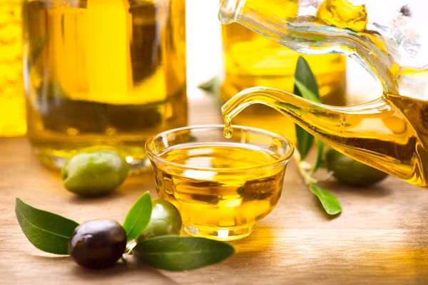 Dầu ô liu Hòa khoảng 3 thìa cà phê dầu ô liu nguyên chất (loại có ghi nhãn Extra Virgin) vào bồn tắm và ngâm mình trong bồn 15 phút. Dầu ô liu có tác dụng dưỡng ẩm, giảm độ khô và bong tróc của da đồng thời giúp cải thiện sắc tố da.