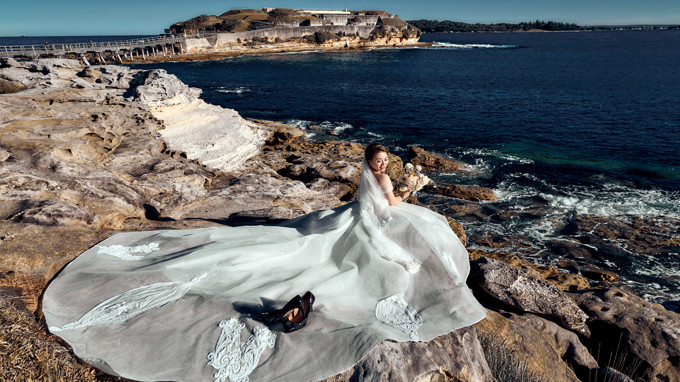Kỷ niệm đáng nhớ của cô dâu khi chụp ảnh cưới là phải trèo ra một mỏm đá trên bãi biển mà theo Ngọc miêu tả: Chụp xong thì bủn rủn tay chân, đi không nổi. Bù lại, cô nhận được kết quả là bức ảnh rất ưng ý.