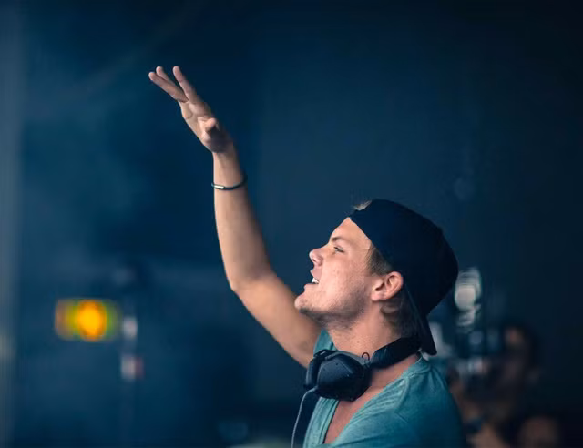 Sự thật ít biết sau những chuyến “đi tour” hào nhoáng của sao ảnh 4