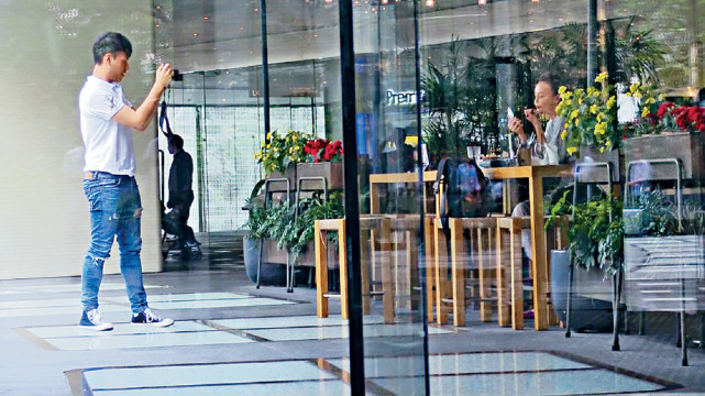 Hàn Quân Đình trang điểm trước khi bạn trai chụp hình cho cô. Hàn Quân Đình trang điểm trước khi bạn trai chụp hình cho cô.