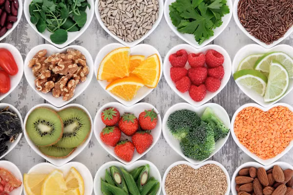 Tăng cường vitamin Chất chống oxy hóa có tác dụng ngăn ngừa tác hại của ánh nắng mặt trời và khói thuốc lá đối với cơ thể. Cách đơn giản để bổ sung chất chống oxy hóa cho cơ thể là qua đường ăn uống. Các chất chống oxy hóa mạnh nhất làm chậm quá trình lão hóa là selen, vitamin E và vitamin C. Selen có nhiều trong hạt điều Brazil, thịt bò, cá ngừ, gan bò... Vitamin E có nhiều trong hạt dẻ, rau cải xanh, rau bina, quả bơ, đu đủ... Vitamin C có nhiều trong ổi, bông cải xanh, dâu tây, kiwi...