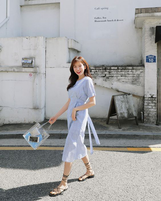 Trong mùa mới, túi nhựa trong gây ấn tượng bằng phom dáng vô cùng đơn giản không khác gì các mẫu túi đựng đồ tiện dụng khi đi mua sắm đồ ăn, thức uống. Hai mẫu túi hút khách ở xu hướng hè 2018 - 9