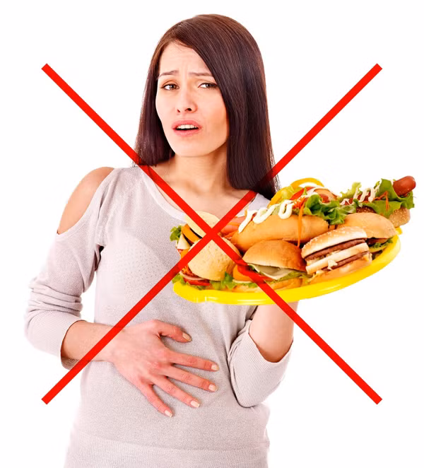 Nếu gặp vấn đề về tiêu hóa khi theo đuổi thực đơn này, bạn có thể cải thiện bằng các mẹo dưới đây:- Cố gắng uống nhiều nước hơn.- Tránh thức ăn cay, đồ chiên, xào.- Không hút thuốc.- Ăn mận.- Dùng men vi sinh.- Nấu đồ ăn với dầu ô liu.- Uống trà hoa cúc, trà gừng hoặc trà bạc hà.- Không nằm xuống ngay sau khi ăn.