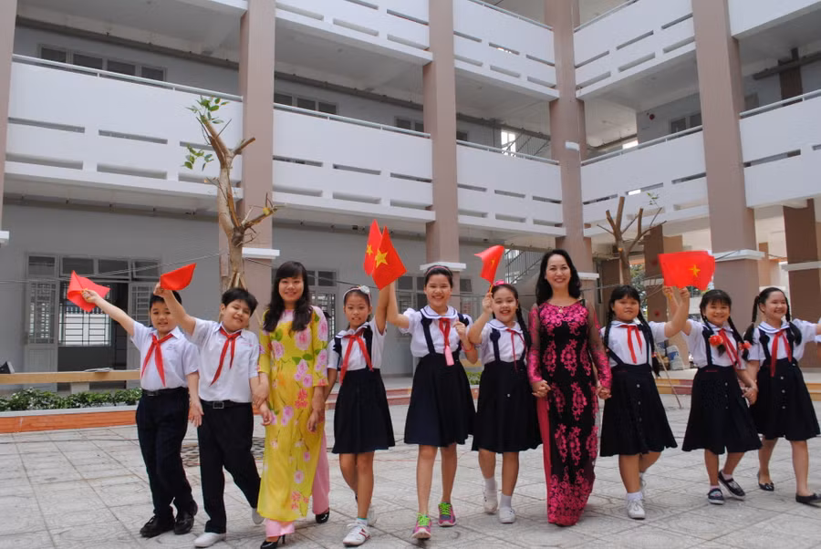 Cô và trò Trường Tiểu học Chi Lăng (Gò Vấp) sẵn sàng cho ngày khai giảng.