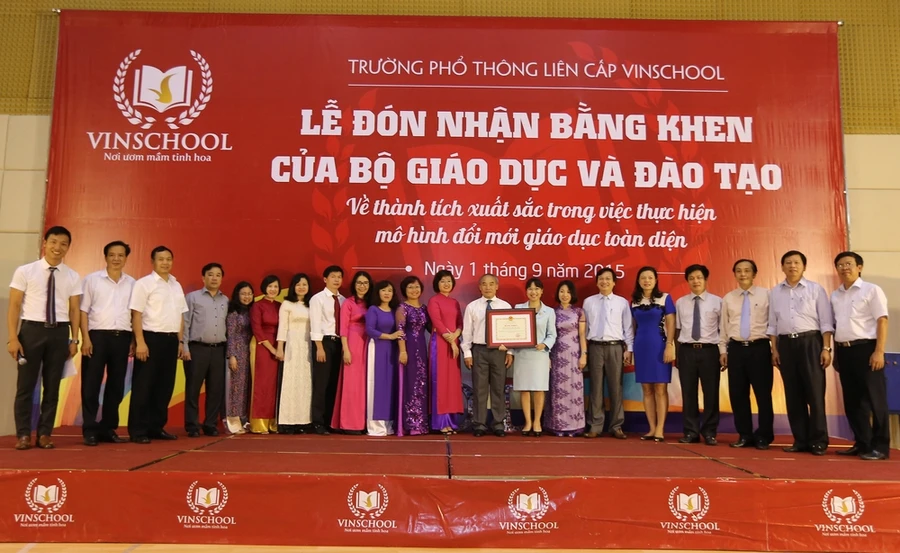 Trường phổ thông liên cấp Vinschool nhận bằng khen của Bộ GD&ĐT