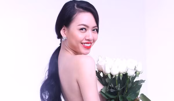 "Nữ hoàng sắc đẹp" bán nude tái xuất