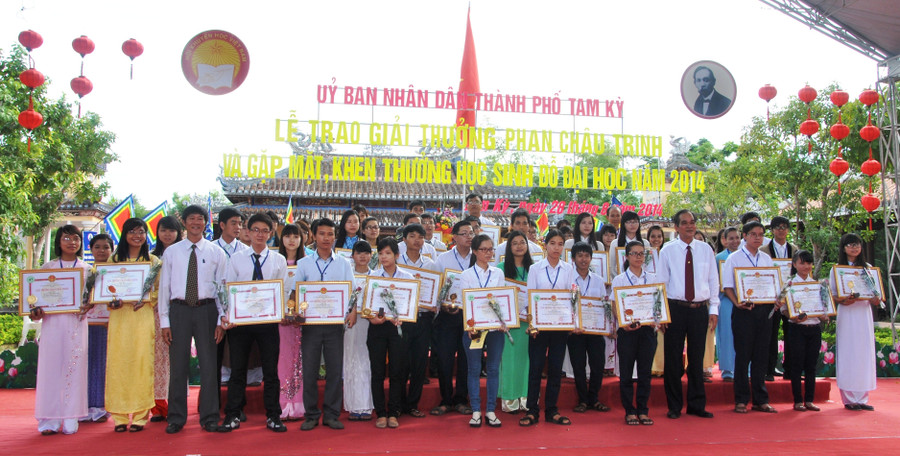 80 cán bộ, nghiên cứu sinh, sinh viên và học sinh được nhận giải thưởng Phan Châu Trinh năm 2014