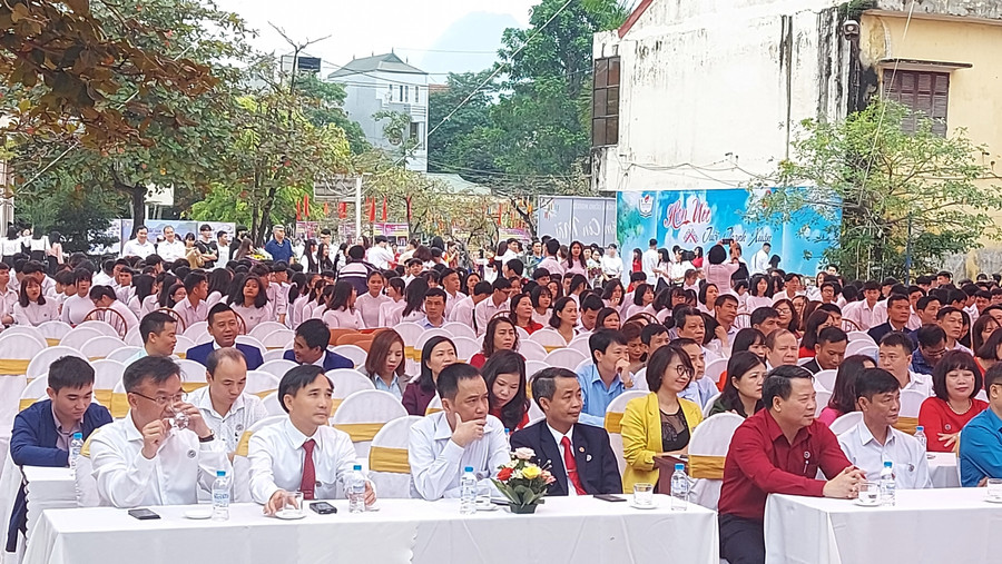 Các đại biểu tham dự buổi lễ.