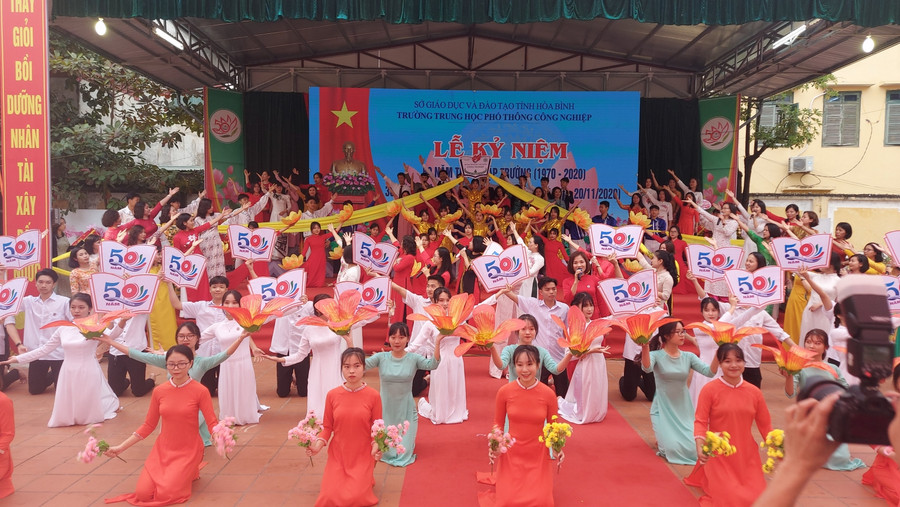 Tiết mục văn nghệ chào mừng.