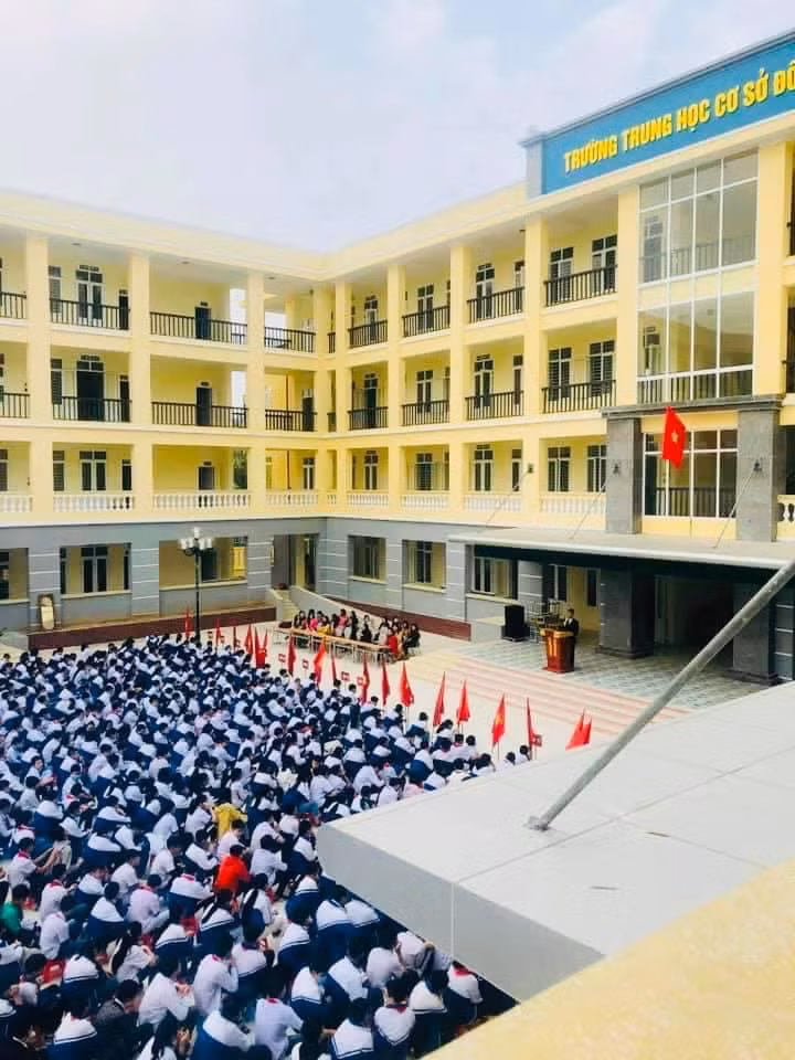 Lễ chào cờ đầu tuần của thầy trò Trường THCS Đông Thọ